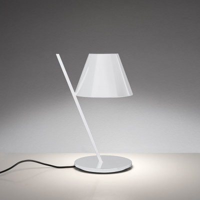 La Petite lampada da tavolo base e stelo in alluminio e paralume in tecnopolimero