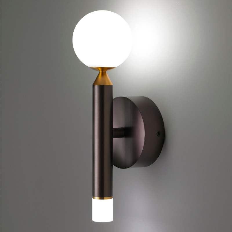 Seventy Vivid Wall Lamp with aluminum structure and glass diffuser